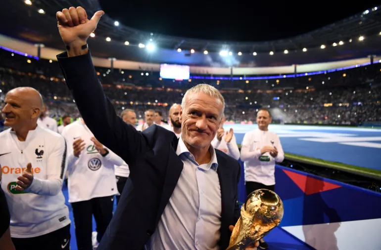 L'entraîneur français Didier Deschamps fait un tour d'honneur lors d'une cérémonie célébrant la victoire de la Coupe du monde 2018 à l'issue du match de football de l'UEFA Nations League entre la France et les Pays-Bas au Stade de France, à Saint-Denis, au nord de Paris, le 9 septembre 2018. (Photo de FRANCK FIFE / AFP)