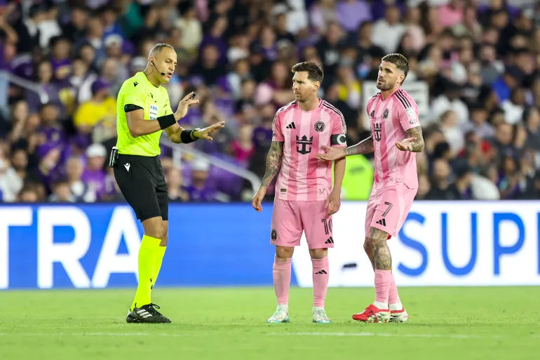 ORLANDO, FLORIDE - 01 MARS : Rodrigo de Paul #7 et Lionel Messi #10 de l'Inter Miami discutent avec l'arbitre Ismail Elfath lors d'un match MLS entre Orlando City SC et Inter Miami CF au stade Inter&Co le 01 mars 2026 à Orlando, Floride. Dustin Markland/Getty Images/AFP (Photo de Dustin Markland / GETTY IMAGES NORTH AMERICA / Getty Images via AFP)