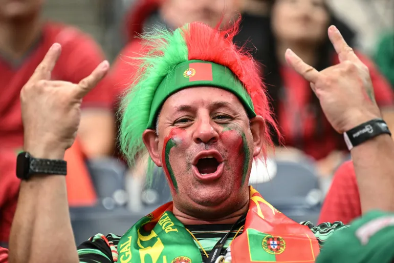 Un supporter du Portugal applaudit avant le match de football du Groupe K de la Coupe du monde 2026 entre le Portugal et l'Ouzbékistan au Houston Stadium, à Houston, le 23 juin 2026. (Photo de RONALDO SCHEMIDT / AFP)