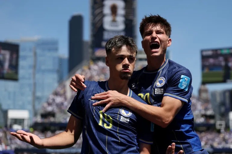 SEATTLE, WASHINGTON - 24 JUIN : Kerim Alajbegovic #19 de Bosnie-Herzégovine célèbre avec Esmir Bajraktarevic #20 après avoir marqué le premier but de l'équipe lors du match du groupe B de la coupe du monde de la FIFA 2026 entre la Bosnie-Herzégovine et le Qatar au stade de Seattle le 24 juin 2026 à Seattle, Washington. Stu Forster/Getty Images/AFP (Photo de Stu Forster / GETTY IMAGES NORTH AMERICA / Getty Images via AFP)