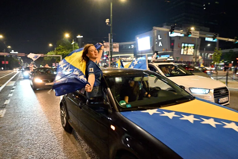 Les supporters de Bosnie-Herzégovine célèbrent dans les rues à la fin du match de football de la Coupe du monde 2026 de Bosnie-Herzégovine contre le Qatar à Sarajevo, le 24 juin 2026. (Photo d'ELVIS BARUKCIC / AFP)