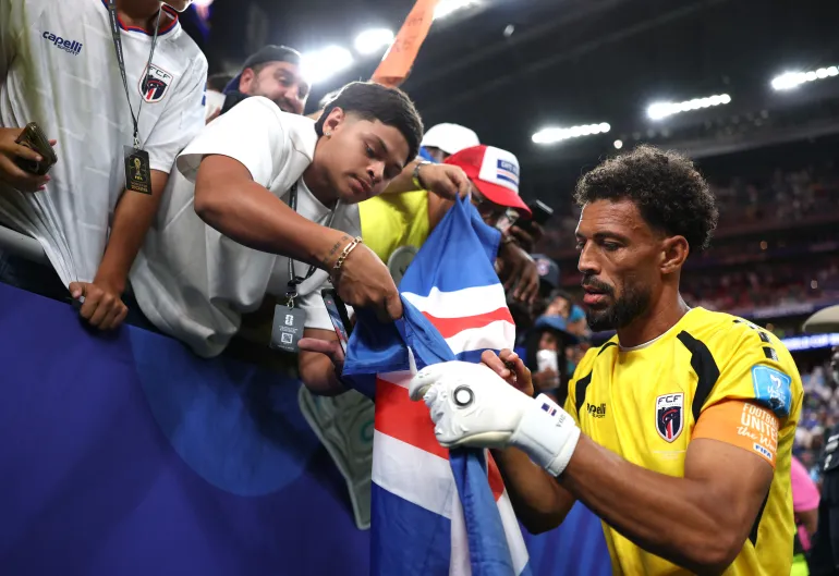 HOUSTON, TEXAS - 26 JUIN : Vozinha #1 de Cabo Verde signe des autographes pour les fans après le match nul 0-0 lors du match du groupe H de la Coupe du Monde de la FIFA 2026 entre Cabo Verde et l'Arabie Saoudite au Houston Stadium le 26 juin 2026 à Houston, Texas. Michael Steele/Getty Images/AFP (Photo de MICHAEL STEELE / GETTY IMAGES NORTH AMERICA / Getty Images via AFP)