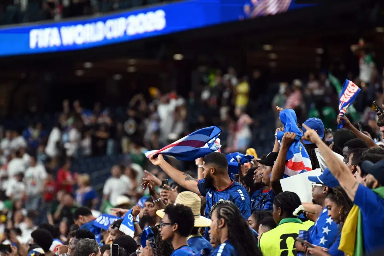 Les supporters capverdiens célèbrent après le match de football du groupe H de la Coupe du monde 2026 entre le Cap-Vert et l'Arabie saoudite au stade de Houston, à Houston, le 26 juin 2026. Le match s'est terminé 0-0. (Photo de RONALDO SCHEMIDT / AFP)