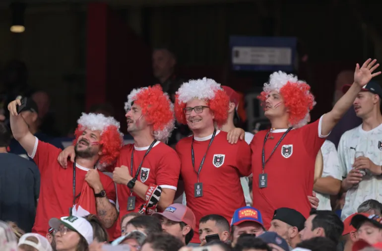 Les supporters autrichiens applaudissent lors du match de football du Groupe J de la Coupe du monde 2026 entre l'Algérie et l'Autriche au stade de Kansas City, à Kansas City, le 27 juin 2026. (Photo de JUAN MABROMATA / AFP)