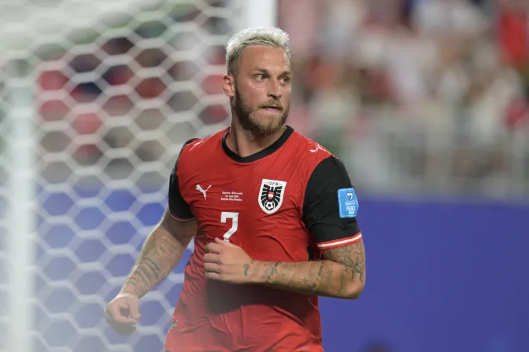 L'attaquant autrichien n°07 Marko Arnautovic réagit après avoir marqué le premier but de son équipe lors du match de football du Groupe J de la Coupe du monde 2026 entre l'Algérie et l'Autriche au stade de Kansas City à Kansas City, le 27 juin 2026. (Photo de JUAN MABROMATA / AFP)