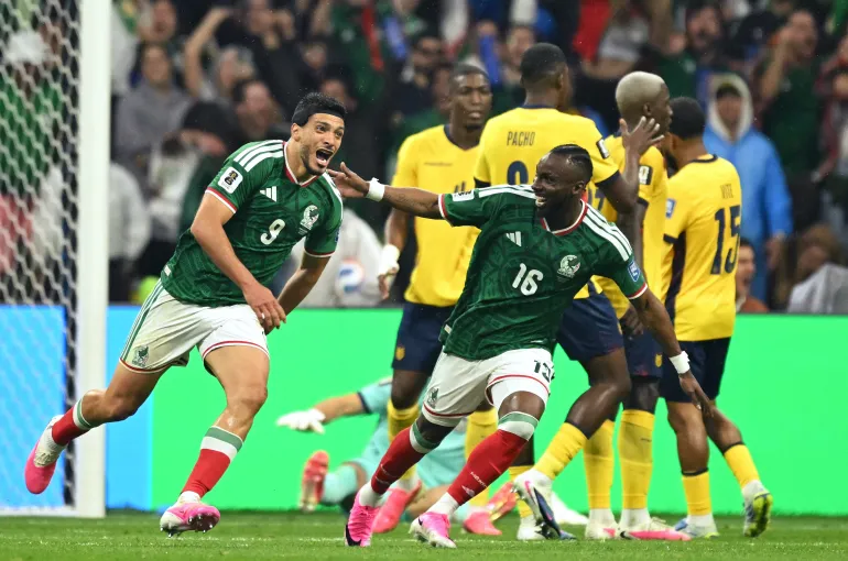 Le Mexicain Raul Jimenez célèbre le deuxième but de son équipe avec Julian Quinones (Yuri Cortez/AFP)