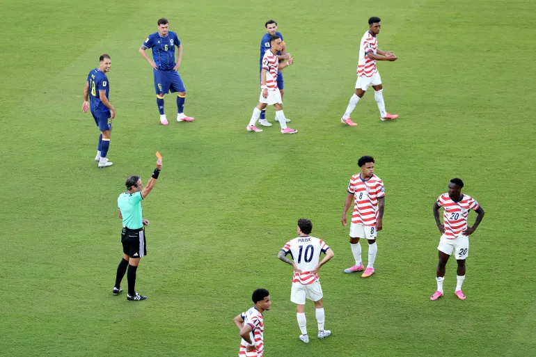 SANTA CLARA, CALIFORNIE - 01 JUILLET : l'arbitre Raphael Claus montre à Folarin Balogun #20 des États-Unis une carte rouge pour une faute sur Tarik Muharemovic #4 de Bosnie-Herzégovine lors du match de 32 de la coupe du monde de la FIFA 2026 entre les États-Unis et la Bosnie-Herzégovine au stade de la baie de San Francisco le 01 juillet 2026 à Santa Clara, Californie. Michael Steele/Getty Images/AFP (Photo de MICHAEL STEELE / GETTY IMAGES NORTH AMERICA / Getty Images via AFP)