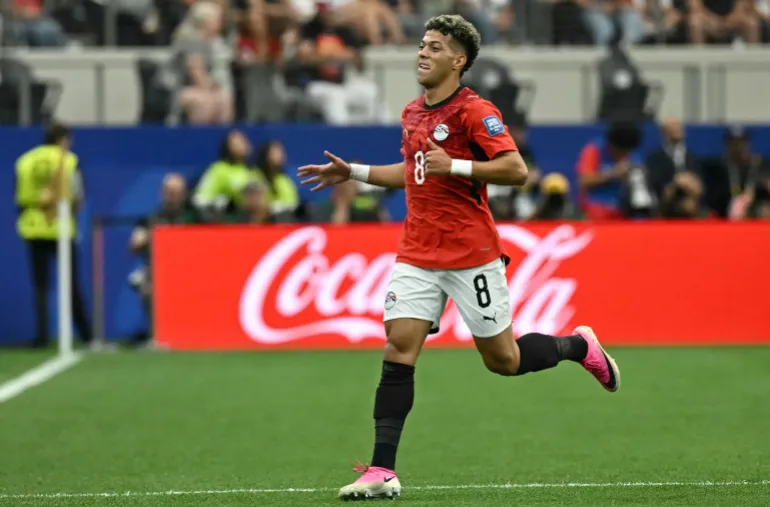Le milieu de terrain égyptien n°08 Emam Ashour célèbre après avoir marqué le premier but lors des seizièmes de finale de la Coupe du monde 2026 entre l'Australie et l'Égypte au stade de Dallas à Arlington, le 3 juillet 2026. (Photo de Paul ELLIS / AFP)