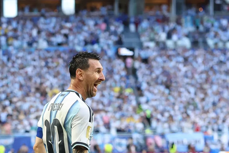 L'attaquant argentin Lionel Messi célèbre le premier but de son équipe lors des seizièmes de finale de la Coupe du monde 2026 entre l'Argentine et le Cap-Vert.