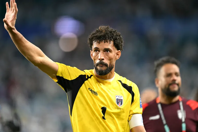 Le gardien capverdien n°01 Vozinha salue après avoir perdu les seizièmes de finale de la Coupe du monde 2026 entre l'Argentine et le Cap-Vert au Miami Stadium de Miami Gardens le 3 juillet 2026. (Photo de CHANDAN KHANNA / AFP)