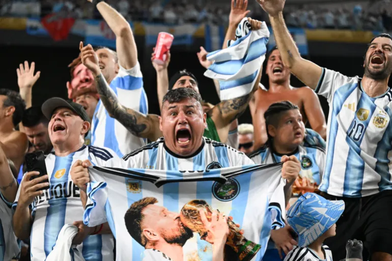 Les supporters argentins célèbrent la fin des seizièmes de finale de la Coupe du monde 2026 entre l'Argentine et le Cap-Vert au Miami Stadium de Miami Gardens, le 3 juillet 2026. (Photo de ROBERTO SCHMIDT / AFP)