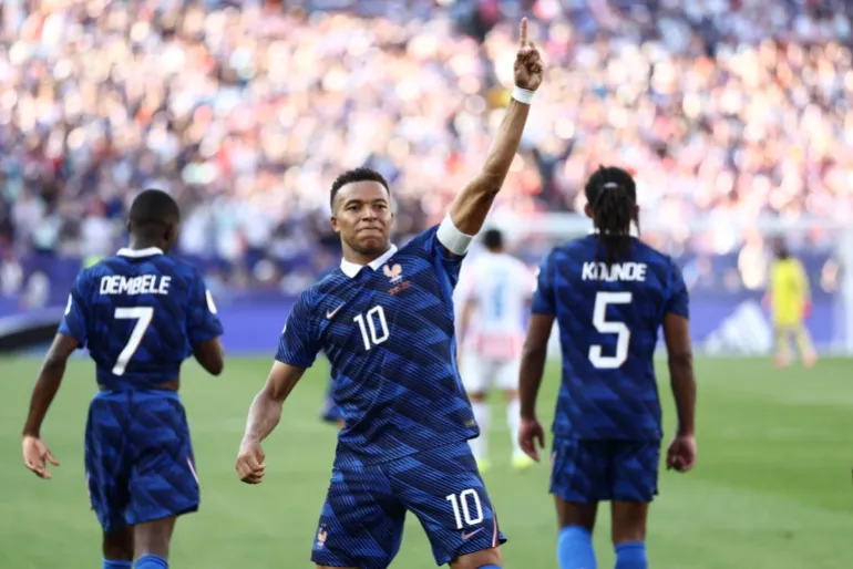 Kylian Mbappé célèbre son but pour la France