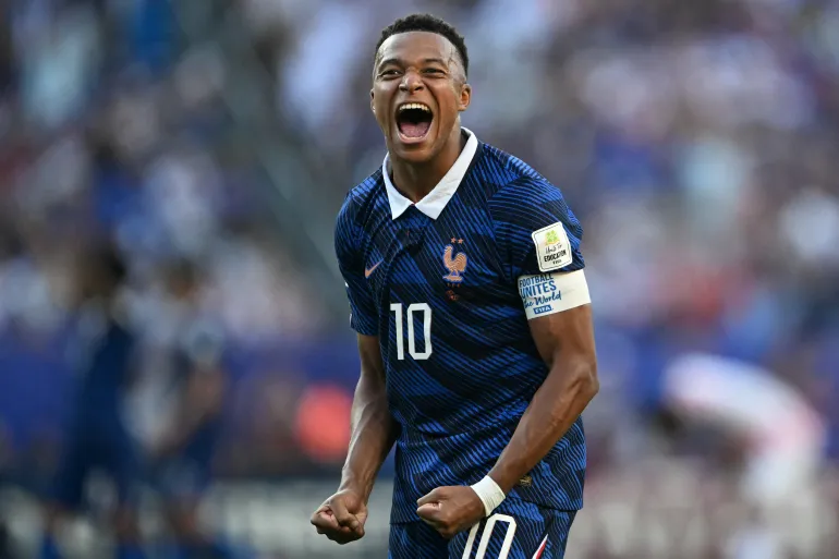 L'attaquant français n°10 Kylian Mbappe célèbre après avoir remporté les huitièmes de finale de la Coupe du monde 2026 entre le Paraguay et la France au stade de Philadelphie, à Philadelphie, le 4 juillet 2026. (Photo de MAURO PIMENTEL / AFP)