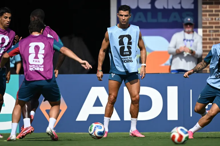 L'attaquant portugais #07 Cristiano Ronaldo participe à une séance d'entraînement MD-1 à la Southern Methodist University (SMU) à University Park, Texas, le 5 juillet 2026, à la veille du match de football de la coupe du monde 2026 de 16 entre le Portugal et l'Espagne. (Photo de Paul ELLIS / AFP)