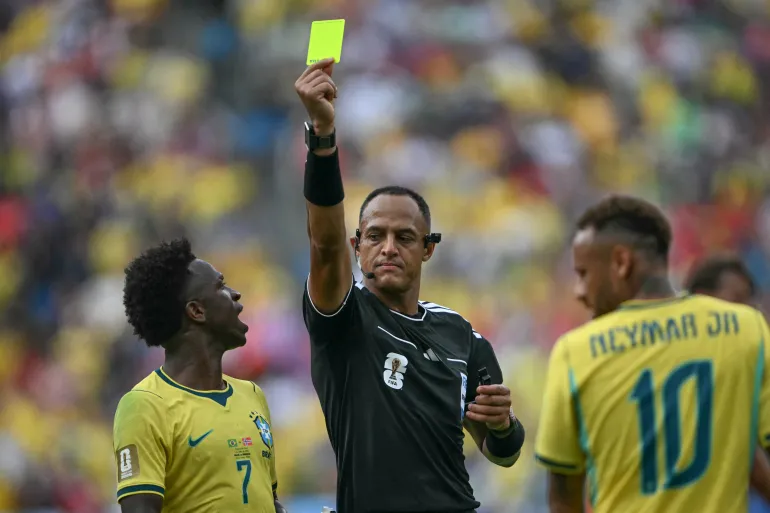 L'arbitre américain Ismail Elfath montre un carton jaune à l'attaquant brésilien n°10 Neymar (hors cadre) lors des huitièmes de finale de la Coupe du monde 2026 entre le Brésil et la Norvège au New York/New Jersey Stadium à East Rutherford, le 5 juillet 2026. (Photo de MAURO PIMENTEL / AFP)