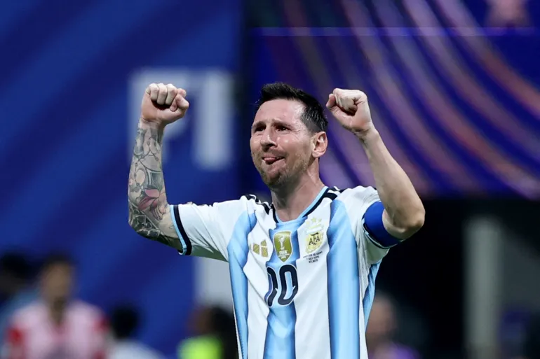 L'attaquant argentin n°10 Lionel Messi célèbre sa victoire en huitièmes de finale de la Coupe du monde 2026 entre l'Argentine et l'Égypte au stade d'Atlanta à Atlanta, le 7 juillet 2026. (Photo de Thomas COEX / AFP)