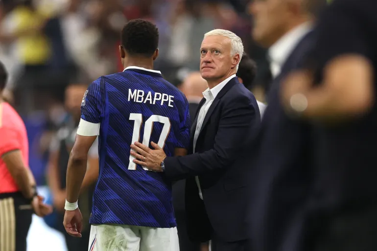 Le sélectionneur français Didier Deschamps, à droite, réagit avec Kylian Mbappe après la défaite 2-0 contre l'Espagne lors de la première demi-finale
