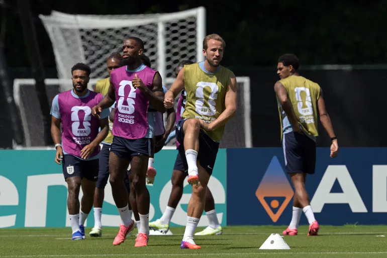 L'attaquant anglais n°09 Harry Kane (au centre) participe à une séance d'entraînement à la veille de la demi-finale de la Coupe du monde de football 2026 entre l'Angleterre et l'Argentine, au Swope Soccer Village de Kansas City, le 14 juillet 2026. (Photo de JUAN MABROMATA / AFP)