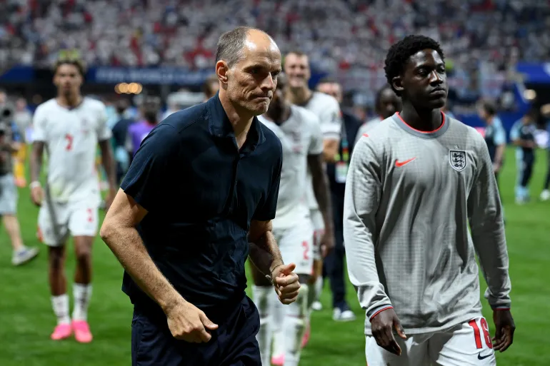 Le manager de l'Angleterre Thomas Tuchel, à gauche, quitte le terrain avec Kobbie Mainoo après la défaite 2-1 contre l'Argentine à Atlanta