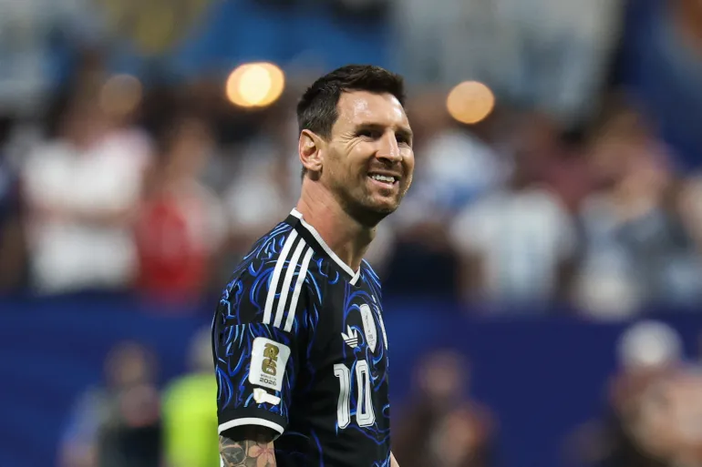 L'attaquant argentin n°10 Lionel Messi réagit lors de la demi-finale de la Coupe du monde de football 2026 entre l'Angleterre et l'Argentine au stade d'Atlanta à Atlanta, le 15 juillet 2026. (Photo d'Odd ANDERSEN / AFP)
