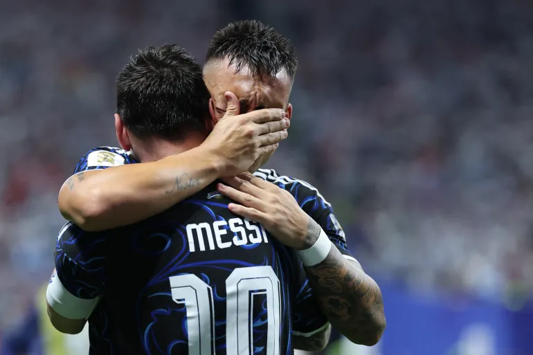 L'Argentin Lautaro Martinez célèbre avec son coéquipier Lionel Messi après avoir marqué le but vainqueur contre l'Angleterre lors de la deuxième demi-finale