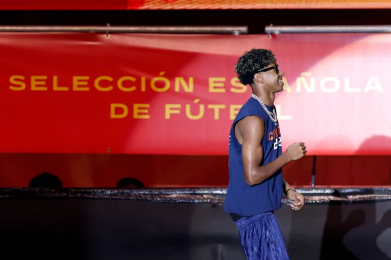 L'attaquant espagnol Lamine Yamal célèbre sur une scène de la place Cibeles à Madrid le 20 juillet 2026, un jour après avoir remporté son deuxième titre de Coupe du monde après une victoire 1-0 contre l'Argentine. Les vainqueurs espagnols de la Coupe du monde reviennent chez eux pour un accueil en héros à Madrid, où un million de supporters sont attendus pour les saluer après une nuit de célébrations bruyantes à travers le pays. (Photo par Oscar DEL POZO / AFP)