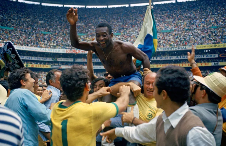 Le Brésilien Pelé est hissé sur les épaules de ses coéquipiers après que le Brésil a remporté la finale de la Coupe du monde contre l'Italie.