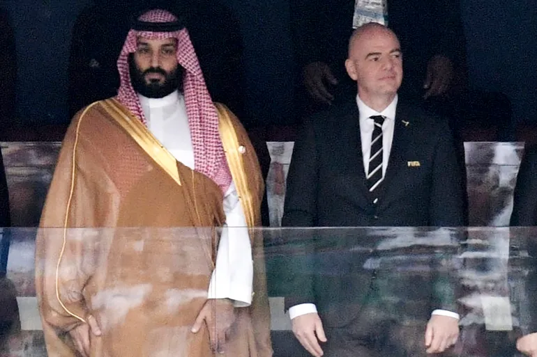 Le prince héritier d'Arabie saoudite Mohammed ben Salmane, à gauche, et le président de la FIFA, Gianni Infantino, chantent l'hymne avant le match entre la Russie et l'Arabie saoudite, qui a ouvert la Coupe du monde 2018.