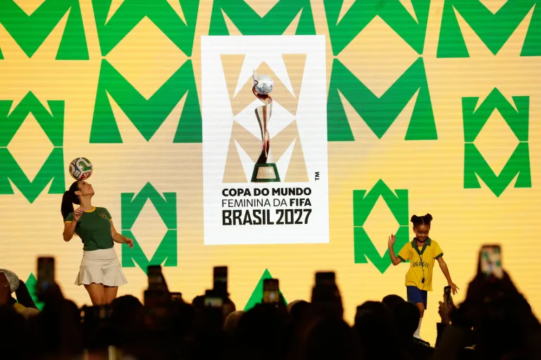 Des gens se produisent lors du lancement de la marque officielle de la Coupe du monde féminine de football de la FIFA, Brésil 2027, à Rio de Janeiro, le dimanche 25 janvier 2026. (AP Photo/Bruna Prado)