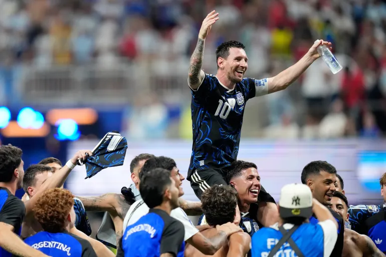 L'Argentin Lionel Messi fait la fête avec ses coéquipiers à la fin de la demi-finale de la Coupe du monde de football entre l'Angleterre et l'Argentine à Atlanta, le mercredi 15 juillet 2026. (AP Photo/Rebecca Blackwell)