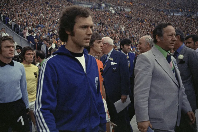 Le président ouest-allemand Walter Scheel, troisième à partir de la droite, et le prince Bernhard des Pays-Bas, à droite partiellement couverts par un officiel non identifié, accueillent les membres de l'équipe nationale de football néerlandaise et ouest-allemande avant leur finale de la Coupe du monde de football.