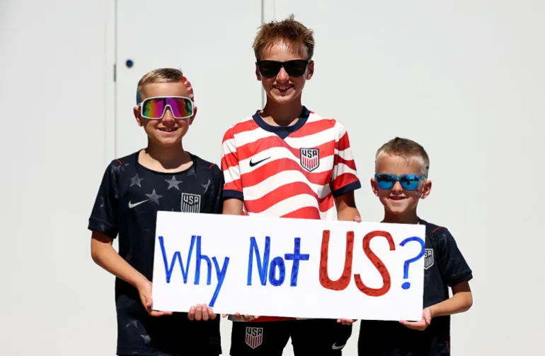 Les fans des États-Unis arrivent au stade avant le match du groupe D de la Coupe du Monde de la FIFA 2026 entre les États-Unis et le Paraguay au stade de Los Angeles