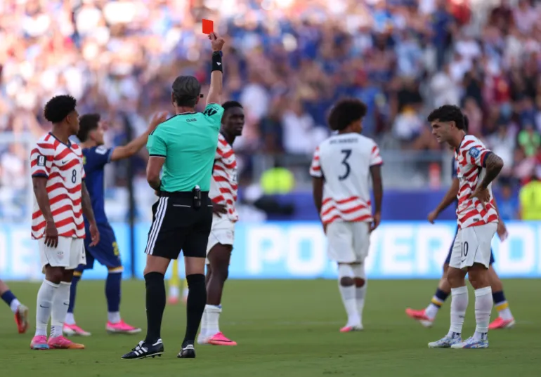 SANTA CLARA, CALIFORNIE - 01 JUILLET : l'arbitre Raphael Claus montre à Folarin Balogun #20 des États-Unis une carte rouge pour une faute sur Tarik Muharemovic #4 de Bosnie-Herzégovine lors du match de 32 de la coupe du monde de la FIFA 2026 entre les États-Unis et la Bosnie-Herzégovine au stade de la baie de San Francisco le 01 juillet 2026 à Santa Clara, Californie. (Photo de Maja Hitij - FIFA/FIFA via Getty Images)
