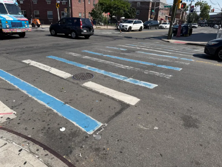 Un passage pour piétons est peint aux couleurs de l'Argentine dans le Queens, New York