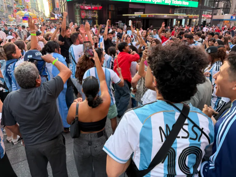Malgré la défaite, certains supporters argentins célèbrent la Coupe du monde à New York