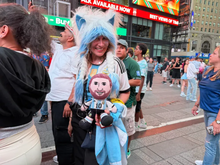 Lily, fan argentine, tient une poupée de Lionel Messi à Times Square, à New York.