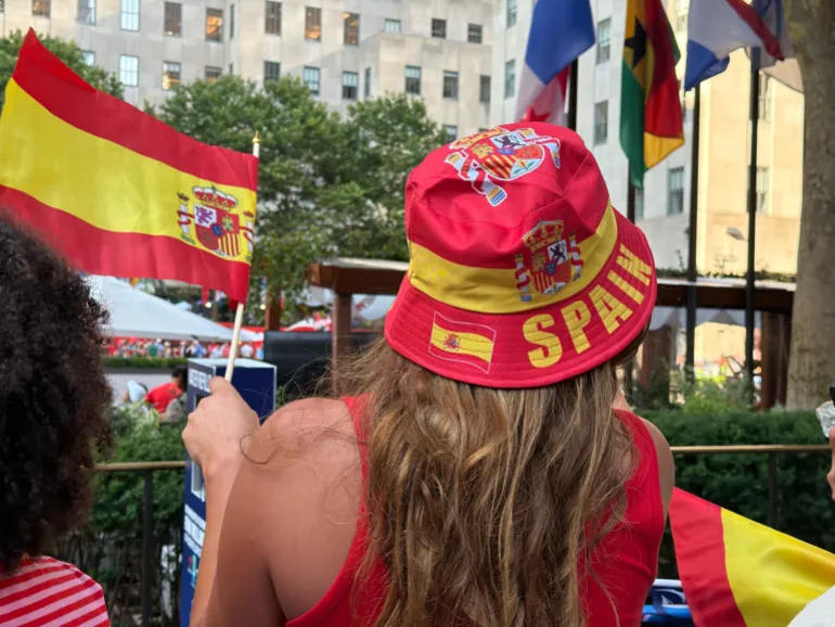 Les supporters espagnols célèbrent la victoire de leur équipe à la Coupe du monde devant le Rockefeller Center, à New York.