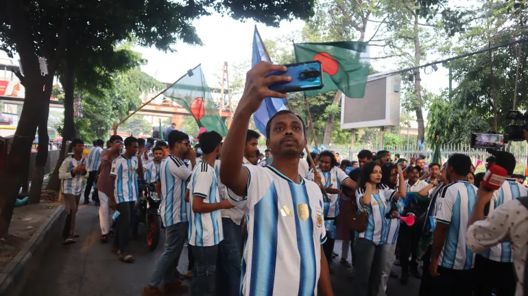 Les supporters argentins se rassemblent à Dhaka avant le match contre l'Algérie le 17 juin 2026. [Masum Billah/ Al Jazeera]