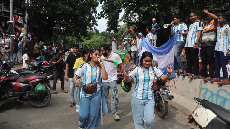 Des supporters bangladais soufflent sur des vuvuzelas avant le match de l'Argentine contre l'Algérie, le 17 juin 2026. [ Masum Billah/ Al Jazeera]