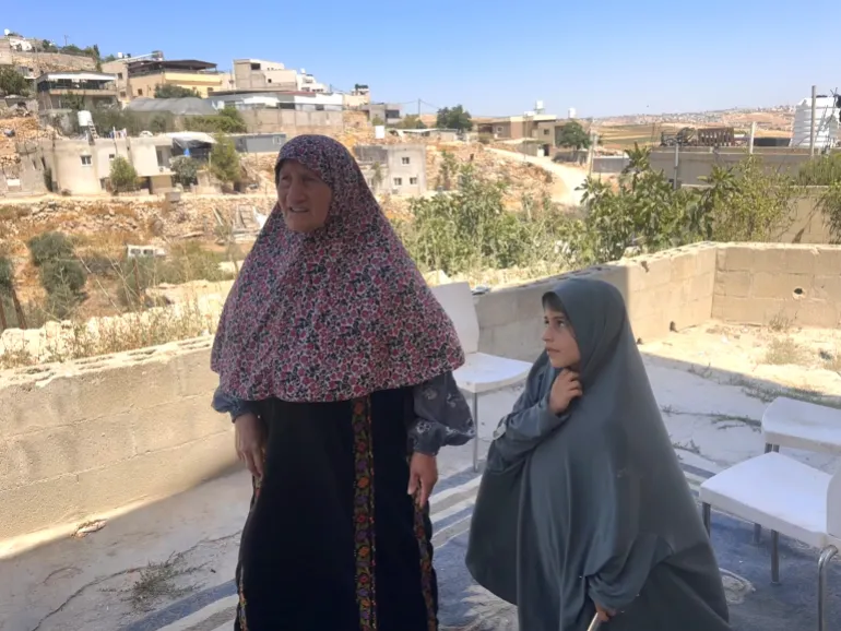 Khadera Ima, 72 ans, devant sa maison à Tuwani, où elle dormait sur le toit lorsque les colons ont attaqué le village aux premières heures du 19 juillet.