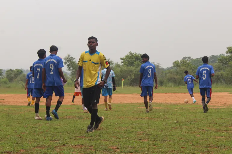 Un match de football en cours lors du tournoi de Chaibasa