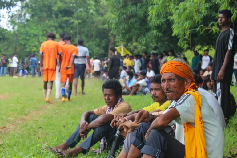 Les spectateurs assistent à un match de football lors du tournoi Rangila Star Tirilbasa à Chaibasa