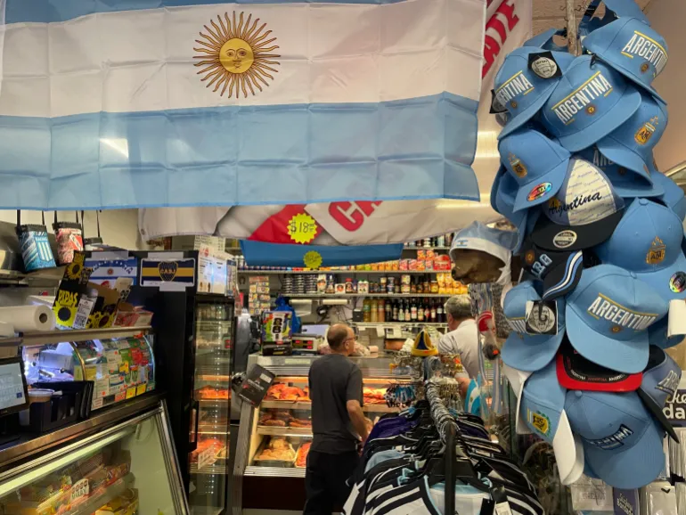 Un magasin vend des équipements argentins dans la Petite Argentine