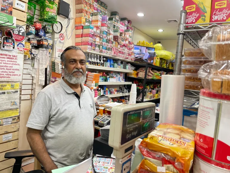 Shafiqul Alam dit que son magasin de Brooklyn devient une soirée horlogère impromptue pour les fans bangladais de l'Argentine