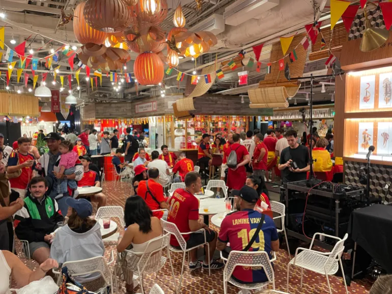 Des fans espagnols sont vus au Mercado Little Spain à Manhattan