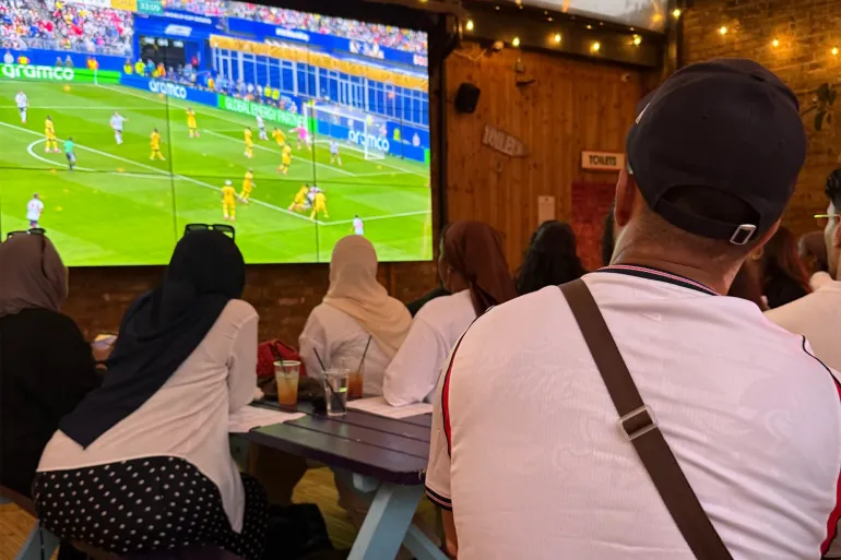 Des supporters regardent un match lors d'un événement organisé par The Scene, un collectif qui propose des décors sans alcool [Courtesy of Shabna Zaheer]