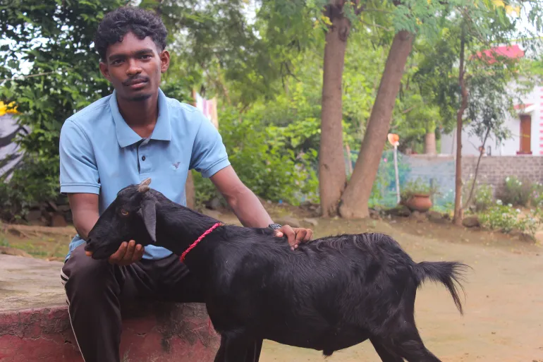 Manish Kudada avec son précieux khassi chez lui à Tirilbasa, en Inde