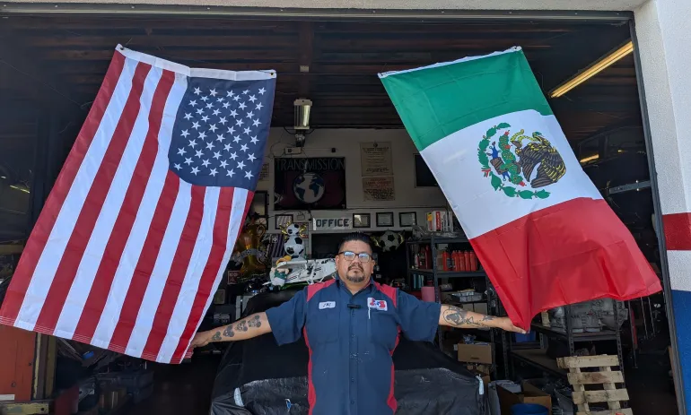 Juan Cortes devant son atelier de mécanique à Los Angeles, le 11 juin 2026