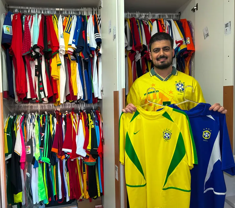 Paulo Duarte présente sa collection de maillots de football [Courtesy of Paulo Duarte]