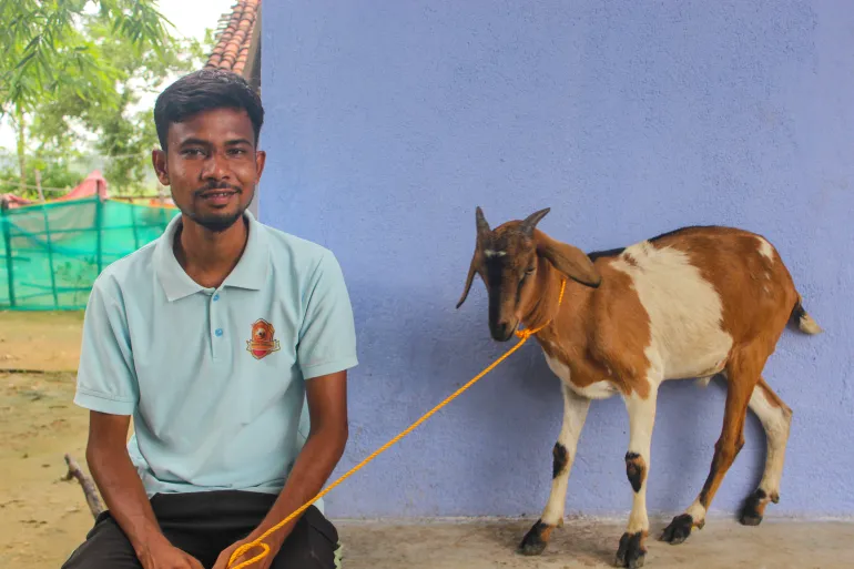 Raj Keshri avec la chèvre que son équipe a gagnée au tournoi